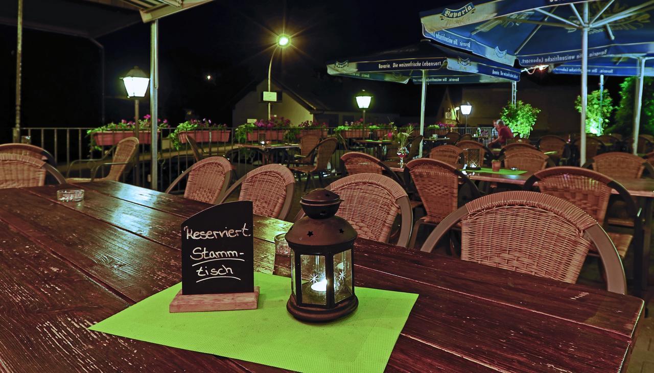 Отель Restaurant Gruener Baum Leidersbach Экстерьер фото